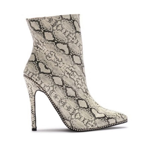 Chase & Chloe Pointed Toe Bootie - Picture 3 of 5